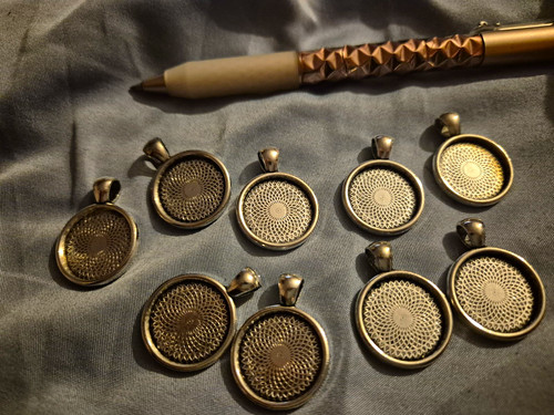 Silver tone round metal - 5x,